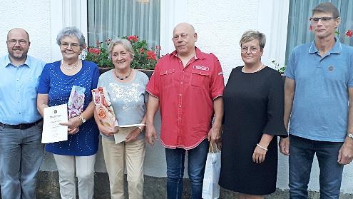 Im Bild von links: 3. Bürgermeister Thomas Rebhahn, Hildegard Stauch, Marianne Messer, Peter Roßmehl, Obfrau Silke Treuner und Uwe Bär