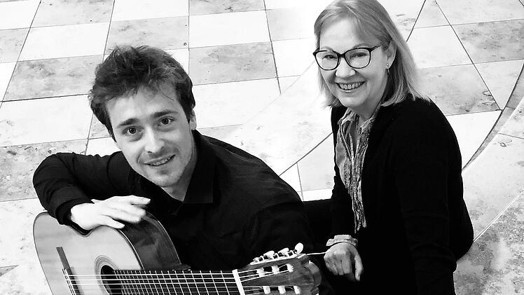 Die Pianistin Marina Palmer-Wulff und der Gitarrist Josef Mücksch gestalten das Konzert in Baiersdorf.