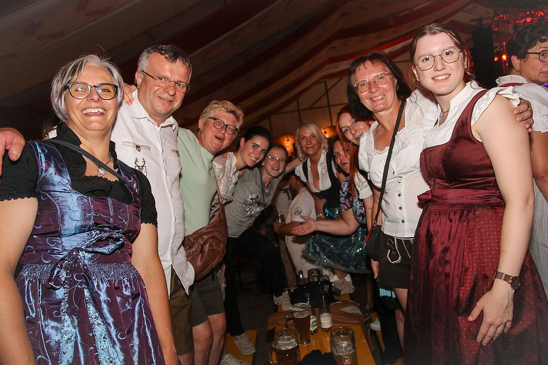 Die Stadlbesucher feierten mit den Stoapf&auml;lzer Spitzbuam.