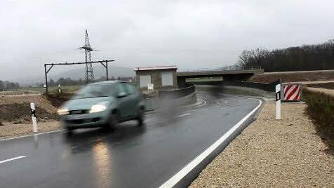 Die Straße von Unterzettlitz nach Wiesen liegt an der neuen Unterführung unterhalb der ICE-Trasse noch tiefer als bisher. Wasser stand gestern keines an dieser Stelle.