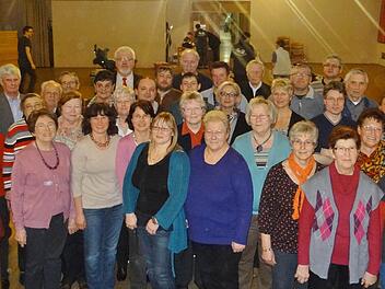 Als seine letzte Amtshandlung als Vorsitzender des TSV Albertshofen ehrte Alfred Sattes zahlreiche Mitglieder für ihre Treue zum Verein mit Urkunden und einem Sekt-Präsent.  Fotos: Stühler