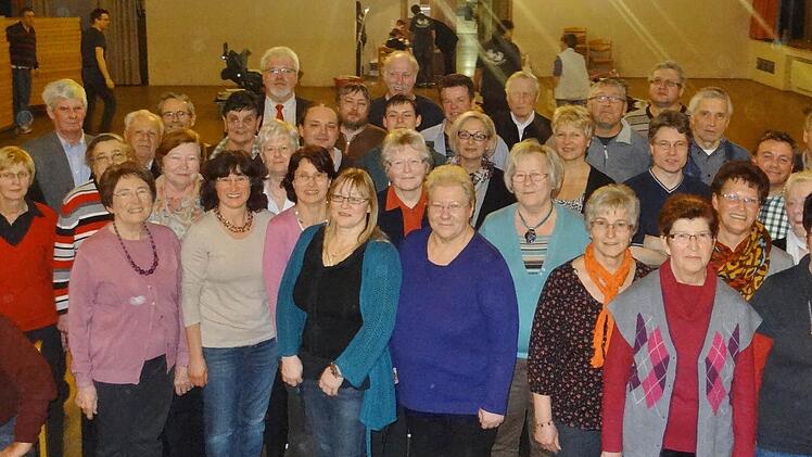 Als seine letzte Amtshandlung als Vorsitzender des TSV Albertshofen ehrte Alfred Sattes zahlreiche Mitglieder für ihre Treue zum Verein mit Urkunden und einem Sekt-Präsent.  Fotos: Stühler
