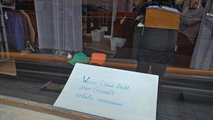 Statt Mode liegt ein Hinweis auf den Einbruch und den deshalb geschlossenen Laden bei "a.p.Männer" im Fenster. Foto: R. Rinklef