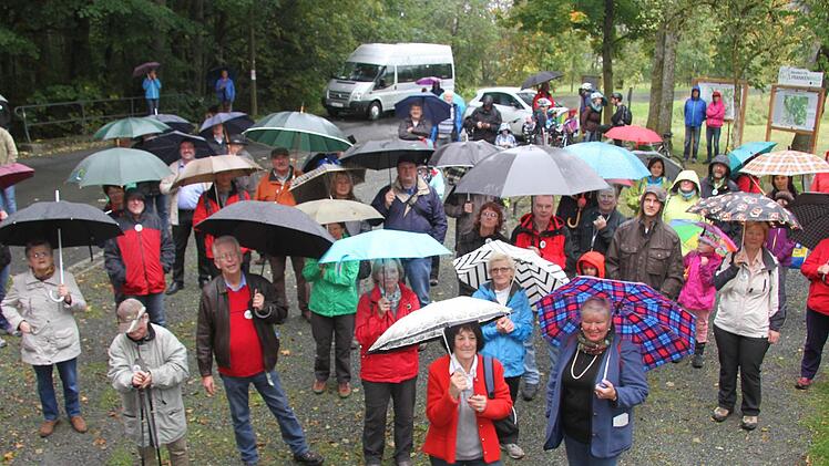 Leider spielte der Wettergott bei der offiziellen "Erstbegehung" des Frankenwald-Steigla "Zum Forstmeistersprung" so gar nicht mit. Foto: Sonja Adam