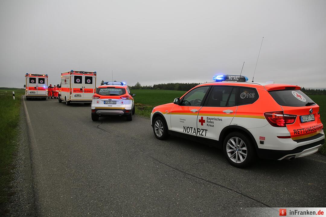 Mann aus Auto geschleudert und schwer verletzt - Pkw in der Kurve von Straße abgekommen und ueberschlagen