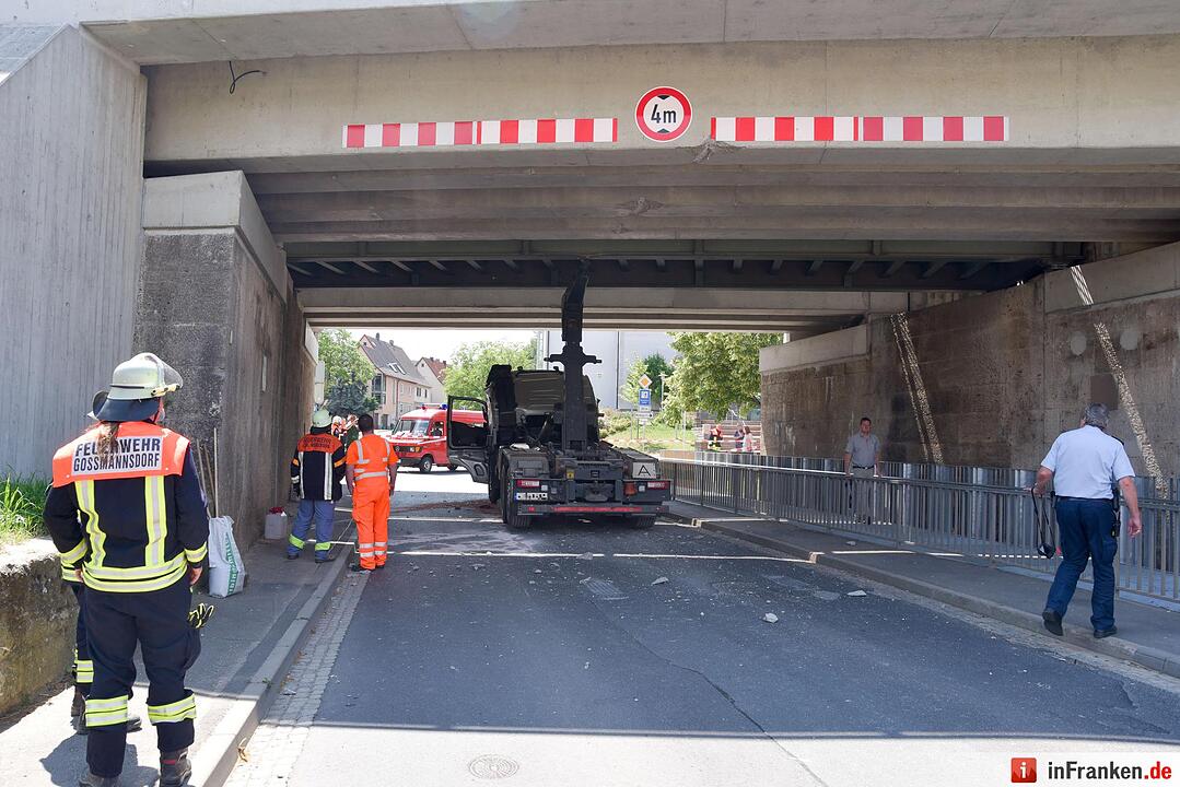 Lkw mit Kranaufbau fährt sich unter Brücke fest