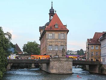 Das alte Rathaus in Bamberg. An der Sandkerwa ging es am Sonntag heiß her. Foto: RiegerPress