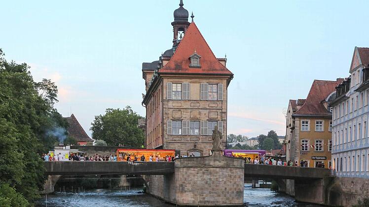 Das alte Rathaus in Bamberg. An der Sandkerwa ging es am Sonntag heiß her. Foto: RiegerPress