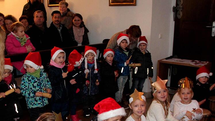 Die Kindergartenkinder bei ihrem Auftritt. Foto: Johanna Blum