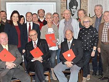 Bedeutende Ehrungen für langjährige treue Mitglieder beim SPD-Stadtverband Kronach: (vorne sitzend, von links) Otto Günnel, Karl H. Fick und Hilmar Pudler bringen es auf 160 Jahre bei der SPD.  Foto: K.- H. Hofmann