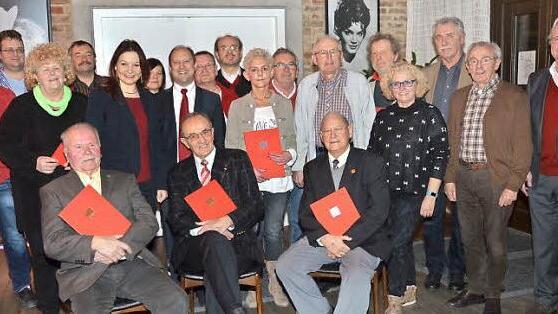 Bedeutende Ehrungen für langjährige treue Mitglieder beim SPD-Stadtverband Kronach: (vorne sitzend, von links) Otto Günnel, Karl H. Fick und Hilmar Pudler bringen es auf 160 Jahre bei der SPD.  Foto: K.- H. Hofmann