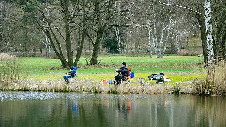 Außerhalb der Badesaison kommen die Angler am Trebgaster Badesee auf ihre Kosten. Auch heuer soll das Gewässer wieder mit Karpfen und Zander besetzt werden, beschloss der Gemeinderat. Foto: Dieter Hübner