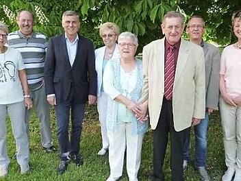 Hans Popp (Dritter von rechts) mit seiner Ehefrau Erika (links daneben) und seinen Geburtstagsgästen Foto: Werner Reißaus