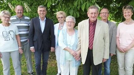 Hans Popp (Dritter von rechts) mit seiner Ehefrau Erika (links daneben) und seinen Geburtstagsgästen Foto: Werner Reißaus