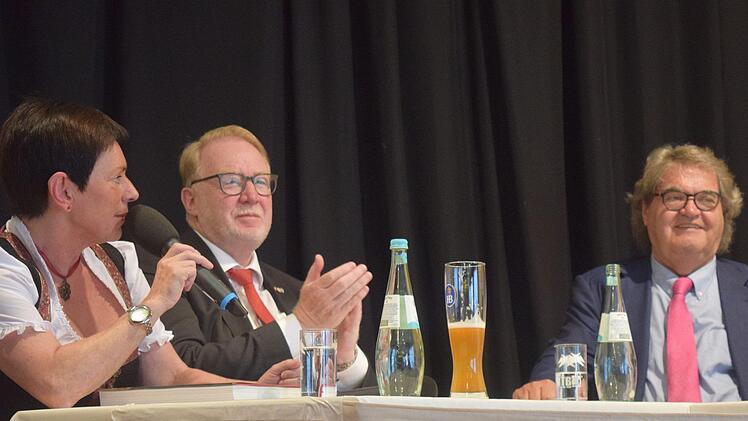 Landrätin Christine Zitzmann, CSU-Kandidat Hans Michelbach und Moderator Helmut Markwort (von links). Foto: Daniela Pondelicek