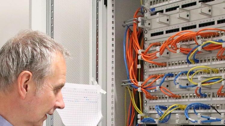 Konrad Unsleber, Chef des Bad Kissinger Amtes für Digitalisierung, Breitband und Vermessung (ADBV), im Serverraum. Foto: Ralf Ruppert