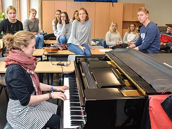 Lisa Loesenbeck hat im Rahmen des P-Seminars das Stück "Ljusterö", welches sie gerade auf dem Klavier spielt.  Foto: Björn Hein