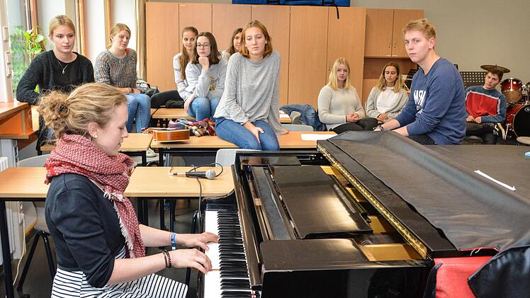 Lisa Loesenbeck hat im Rahmen des P-Seminars das Stück "Ljusterö", welches sie gerade auf dem Klavier spielt.  Foto: Björn Hein