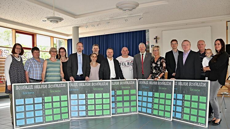 Die Leiter von fünf Schulen aus Ebern nahmen die Tafeln in Empfang. Helmut Will