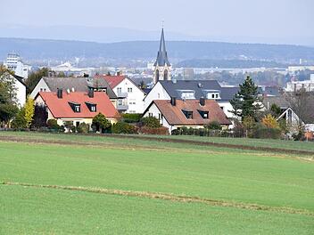 Dörfliche Kulisse am Rande der Stadt Bamberg. Hier sollte das Neubaugebiet Jungkreut aus dem Boden wachsen. Daraus wird nun wohl nichts mehr.   Ronald RInklef