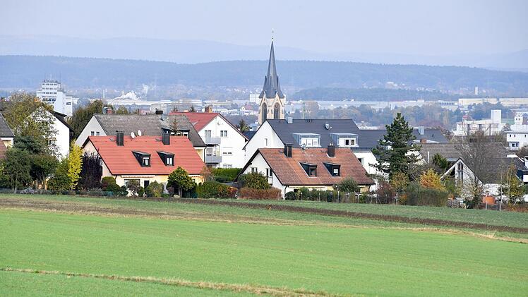 Dörfliche Kulisse am Rande der Stadt Bamberg. Hier sollte das Neubaugebiet Jungkreut aus dem Boden wachsen. Daraus wird nun wohl nichts mehr.   Ronald RInklef