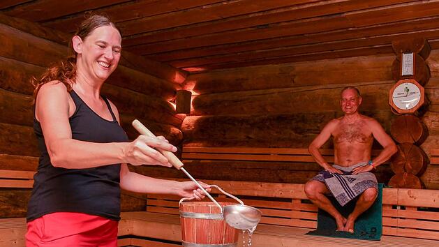 Sauna-Stammgast Dietmar Mark nahm auch gestern im Bamberger Bambados den Aufguss von Mitarbeiterin Jutta Altmann dankend an. Foto: Ronald Rinklef