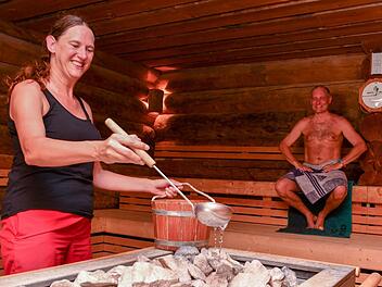Sauna-Stammgast Dietmar Mark nahm auch gestern im Bamberger Bambados den Aufguss von Mitarbeiterin Jutta Altmann dankend an. Foto: Ronald Rinklef