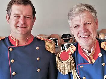 Stadtmusikdirektor Bernd Hammer (62; rechts) und sein Nachfolger in der Bad Kissinger Musikschule Matthias Zull (50). Foto: Sigismund von Dobschütz