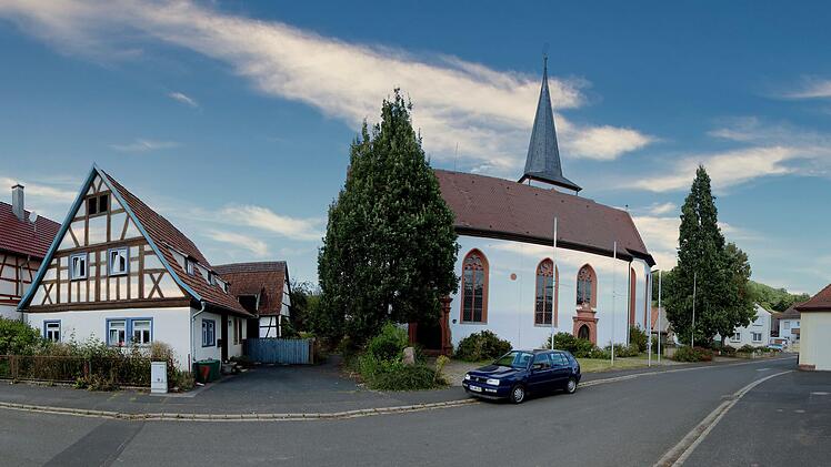 Fachwerkhäuser und die katholische Pfarrkirche St. Peter und Paul prägen den älteren Teil des Stadtteils Arnshausen. Die Aufwertung des Umfeldes der Kirche samt der Kirchenlinde stehen auf der Wunschliste für die Dorfsanierung.