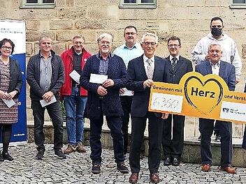 Vertreter der VR-Bank mit den Empfängern der Spenden, die aus dem Gewinnsparen resultieren