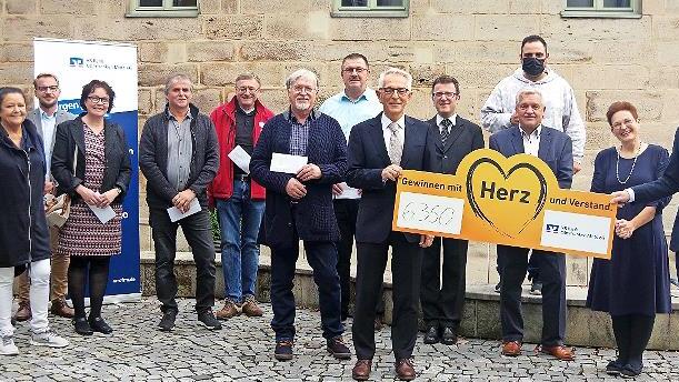 Vertreter der VR-Bank mit den Empfängern der Spenden, die aus dem Gewinnsparen resultieren