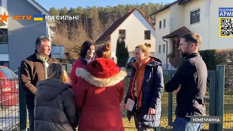 Bernd und Carina Krauß (Erster und Dritte von links) haben eine ukrainische Familie aufgenommen. Rechts Alexander Schmidt, der sich in der Flüchtlingshilfe engagiert.