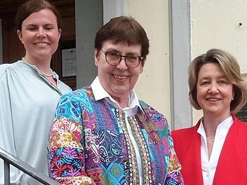 Seit 25 Jahren ist Gundula Langeworth (Mitte) Mitglied der Bad Brückenauer Frauen-Union. Zum Jubiläum gratulierten die Ortsvorsitzende Franziska Kaul (links) und die Bundestagsabgeordnete Anja Weisgerber.                Foto: Rolf Pralle