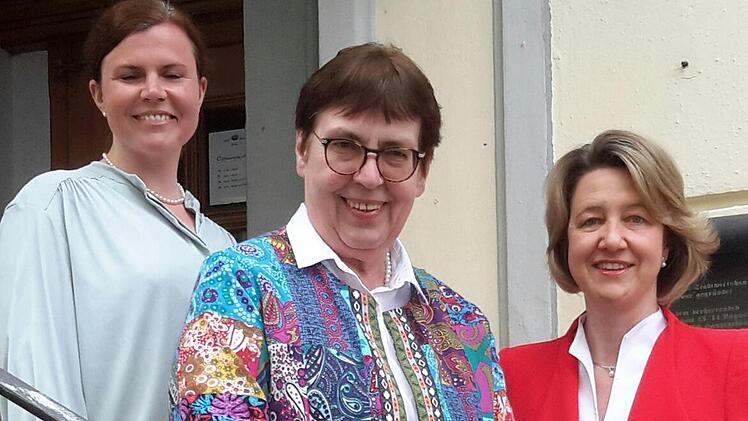 Seit 25 Jahren ist Gundula Langeworth (Mitte) Mitglied der Bad Brückenauer Frauen-Union. Zum Jubiläum gratulierten die Ortsvorsitzende Franziska Kaul (links) und die Bundestagsabgeordnete Anja Weisgerber.                Foto: Rolf Pralle