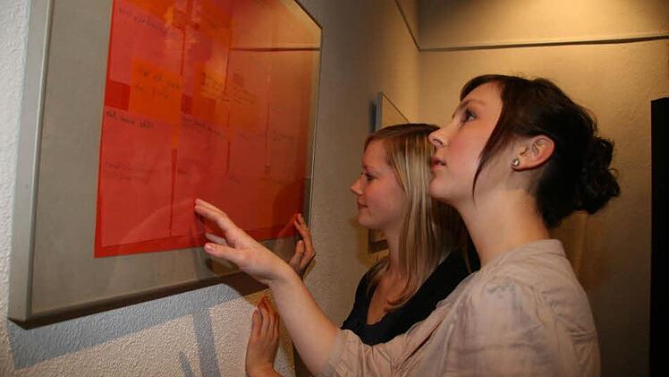 Katharina Lunk und Linda Weise schauen sich noch einmal die Texte an. Bei der Präsentation des Buches hingen die Gedanken der Grundschüler zum Thema Tod an der Wand der alten Synagoge.