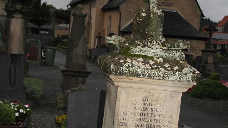 Das Grab eines Hauptmanns - der stattliche Helm als Krönung des Grabsteins erinnert an den Kommandanten, der zwei Töchter hinterließ. Fotos: Sonja Adam