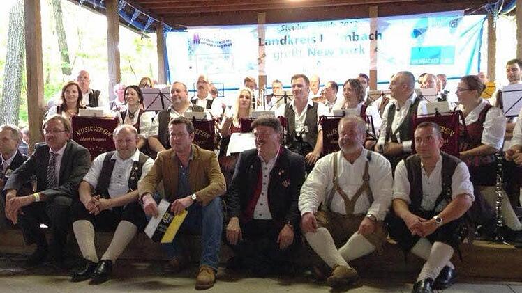 Überraschende Begegnund: Karl-Theodor zu Guttenberg (zweiter von links) begrüßte die Kulmbacher Delegation im Germania Club House. Foto: privat