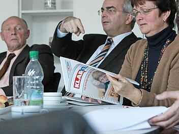 Halten Zeitung im Unterricht für eine Chance, um junge Menschen den richtigen Umgang mit Informationen nahe zu bringen (von links): Wolfgang Matthe (Ernestinum), Burkhardt Spachmann (Casimirianum) und Jasmin Müller-Alefeld (Grundschule Neuses). Fotos: Jochen Berger