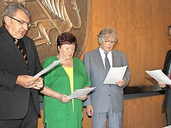 Bürgermeister Roland Wolfrum vereidigte die drei neu in den Stadtsteinacher Stadtrat gewählten Räte, die alle der SPD-Fraktion angehören: Wolfgang Hoderlein, Margareta Schramm und Wolfram Klein (von links).  Foto: Dagmar Besand