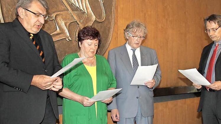 Bürgermeister Roland Wolfrum vereidigte die drei neu in den Stadtsteinacher Stadtrat gewählten Räte, die alle der SPD-Fraktion angehören: Wolfgang Hoderlein, Margareta Schramm und Wolfram Klein (von links).  Foto: Dagmar Besand