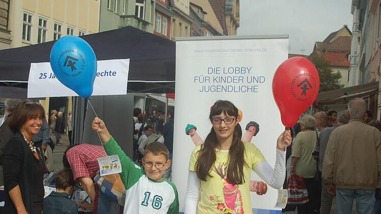 Tamina und Tom lassen gleich den Luftballon den Kinderrechten zum Himmel steigen.