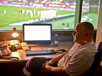 Das Stadion im Blick: Einsatzleiter Jürgen Kohl an seinem Arbeitsplatz im Nürnberger Grundig-Stadion. Fotos: Ronald Rinklef