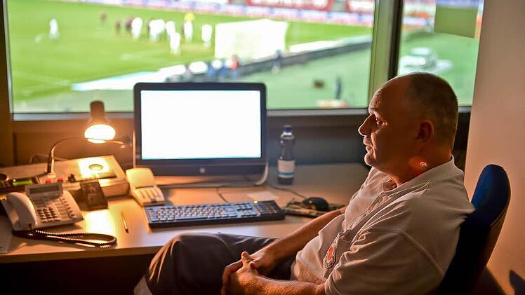 Das Stadion im Blick: Einsatzleiter Jürgen Kohl an seinem Arbeitsplatz im Nürnberger Grundig-Stadion. Fotos: Ronald Rinklef