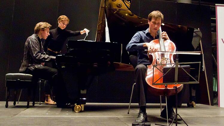 Nicolai Gerassimez (Klavier) und Wassily Gerassimez (Violoncello) beim Gastspiel in Coburg.Foto: Jochen Berger