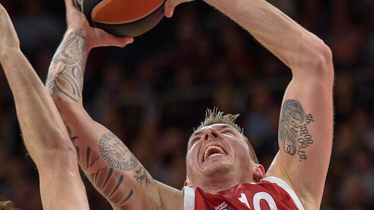 Daniel Theis erzielte zwölf Punkte in nur 15 Minuten Einsatzzeit. Der Bamberger Power Forward war früh foulbelastet. Foto: Nicolas Armer/dpa
