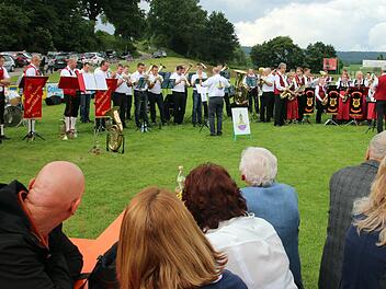 Abwechslungsreiche Musik boten diese Gruppen der Stadt Seßlach am Sonntag bei der 32. Matinee, die aus Anlass des 70. Geburtstags des Sportvereins Heilgersdorf auf dem dortigen Sportplatz stattfand. Mit von der Partie waren auch die Blaskapelle Oberelldorf, der Posaunenchor Heilgersdorf und die Autenhaus'ner Musikanten (von links). Foto: Bettina Knauth