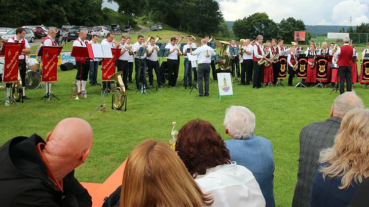 Abwechslungsreiche Musik boten diese Gruppen der Stadt Seßlach am Sonntag bei der 32. Matinee, die aus Anlass des 70. Geburtstags des Sportvereins Heilgersdorf auf dem dortigen Sportplatz stattfand. Mit von der Partie waren auch die Blaskapelle Oberelldorf, der Posaunenchor Heilgersdorf und die Autenhaus'ner Musikanten (von links). Foto: Bettina Knauth