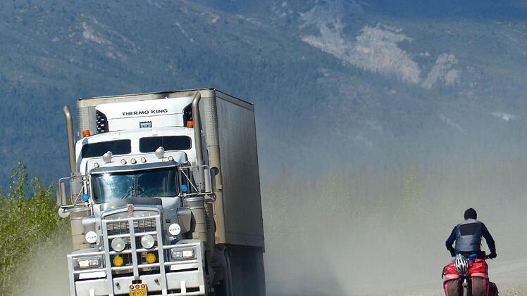 Radlers Albtraum: Gro&szlig;e Trucks wirbeln jede Menge Staub auf. Foto: Manfred Wagner