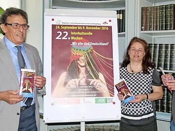 Mohamed Hédi Addala und Mitra Sharifi Neystanak vom MIB sowie OB Andreas Starke (von links) werben für das Programm der Interkulturellen Wochen 2016. Foto: Marion Krüger-Hundrup