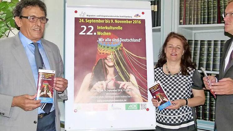 Mohamed Hédi Addala und Mitra Sharifi Neystanak vom MIB sowie OB Andreas Starke (von links) werben für das Programm der Interkulturellen Wochen 2016. Foto: Marion Krüger-Hundrup